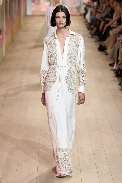 Look 16